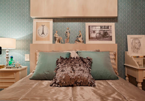 Neste quarto projetado pela Situar Projetos, uma mistura do vintage com o contemporâneo, o azul esverdeado foi uma escolha da cliente, que buscava elegância (Foto: Henrique Queiroga)